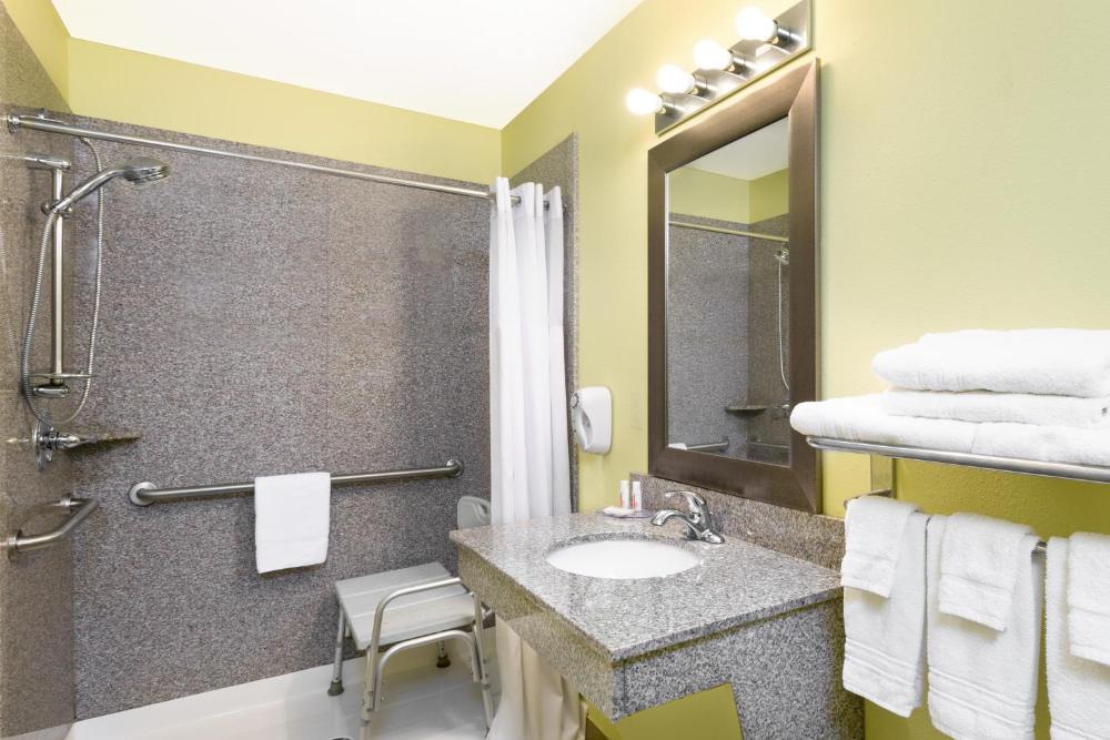 Queen Room - Disability Access- Non-Smoking interior
